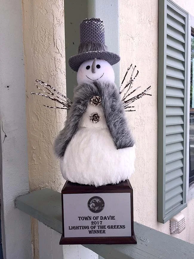 Summit-Questa Montessori wins Davie’s Holiday Decorating Contest