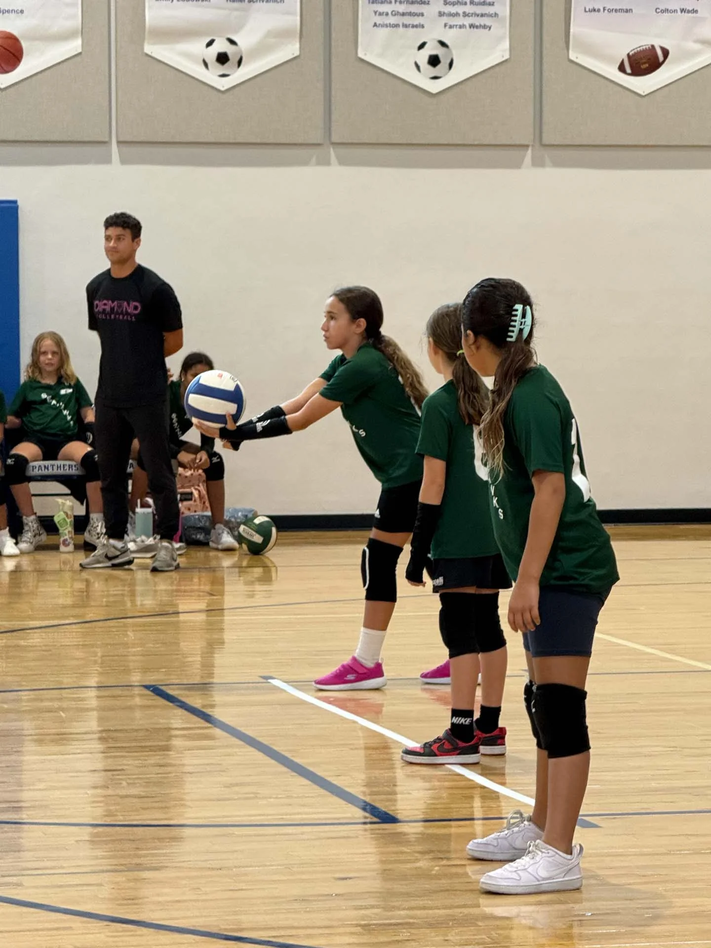 girls-playing-volleyball